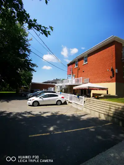 Appartment  4 1/2  au rez-de-chaussée avec grande terrasse