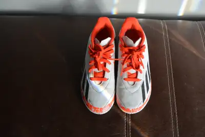 Boys Adidas Indoor Soccer Shoes Cleats Size 2 - Good Shape, View more
