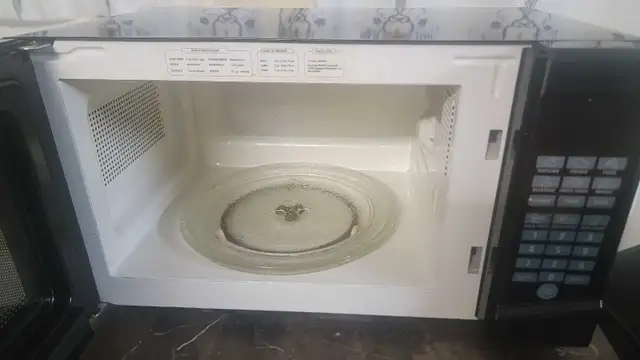 Microwave Oven – Great Condition, Works Perfectly in Microwaves & Cookers in City of Toronto - Image 3