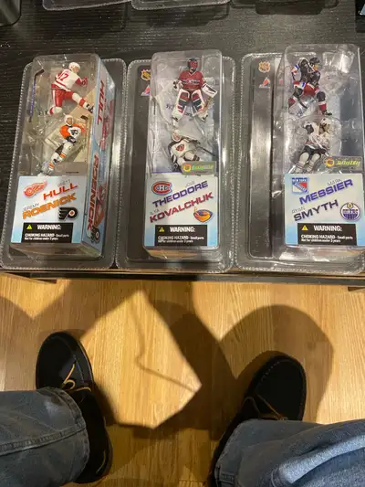 2pack 3 inch McFarlane hockeyfiguure all pkgs intact no creases figures in mint condition $20.00 eac...