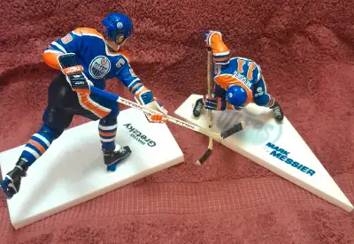 Wayne Gretzky and Mark Messier in Away Blue Jersey Edmonton Oilers NHL McFarlane Legends Series 1 Fi...