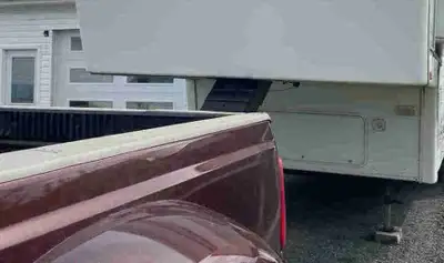 Fifth wheel very good condition three slide sleep six double fridge hard wood floor vacume cleaner s...