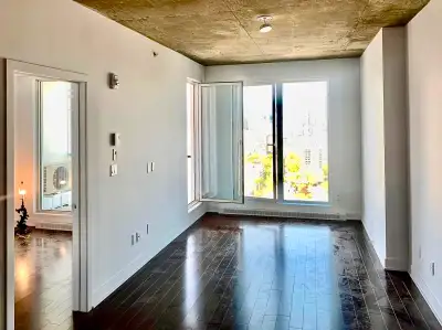 MODERN 25TH FLOOR APARTMENT - LOCATED IN DOWNTOWN MONTREAL