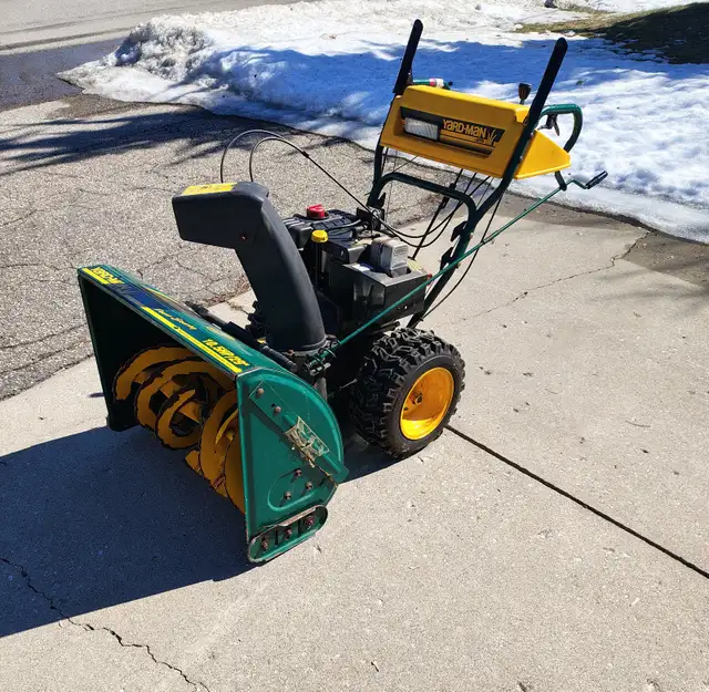 MTD Yardman 29" snowblower in Snowblowers in Kitchener / Waterloo - Image 7