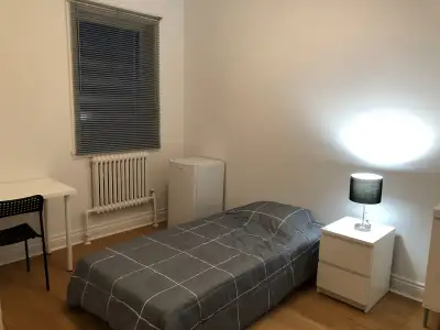 (English below) Belle chambre lumineuse à louer dans une maison de chambres, pas une colocation en a...