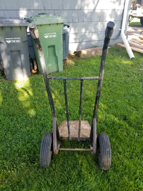 2 wheel cart in Outdoor Tools & Storage in Charlottetown