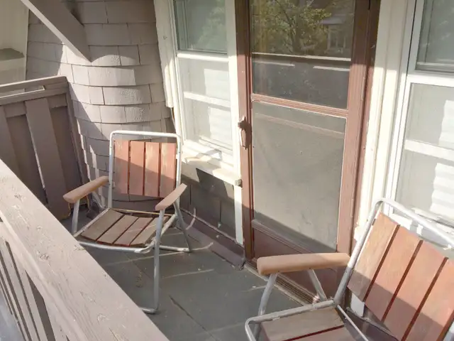 Private Sunny Loft with Balcony Near Bloor and Spadina (Util IN)63826904884867123