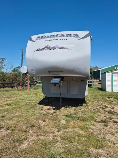 2011 Keystone Montana High Country 323RL 36-foot luxury fifth wheel featuring three slide-outs, rear...