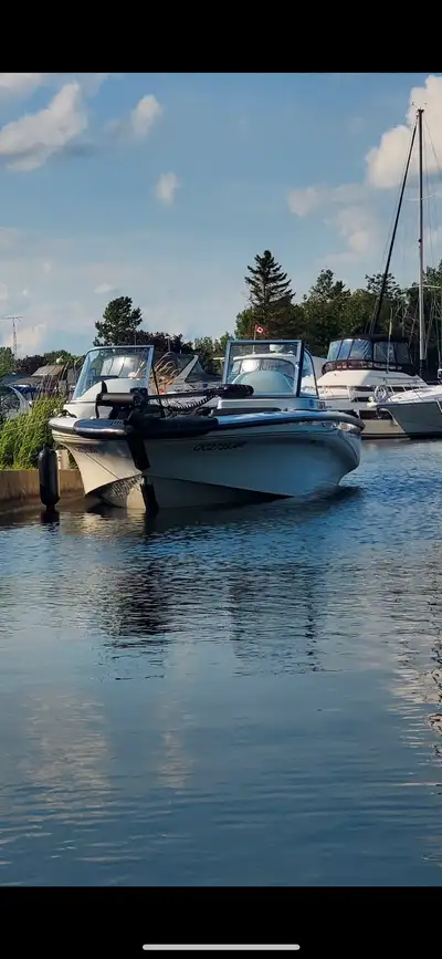 Beau bateau de pêche tracker model très rare en aluminium (look en fibre) aucun rivets c’est une coq...