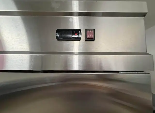 3 Door Industrial Freezer in Industrial Kitchen Supplies in Laval / North Shore - Image 5
