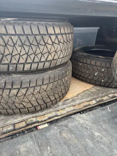 Set of 4 winter tires, Blizzaks 225/60r-17 DM-V2, mint condition, bought brand new from dealership f...