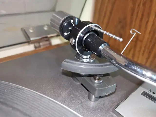 Vintage Realistic Turntable Model R-8010 in Stereo Systems & Home Theatre in Mississauga / Peel Region - Image 4