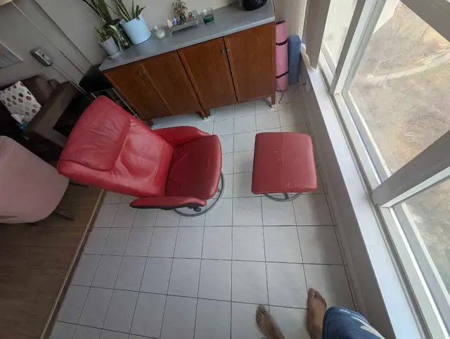 Leather Swivel Chair and Ottoman in Chairs & Recliners in Mississauga / Peel Region - Image 2