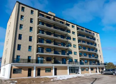 Spacious Smoke Free Upper Floor Apt w Balcony & Elevator