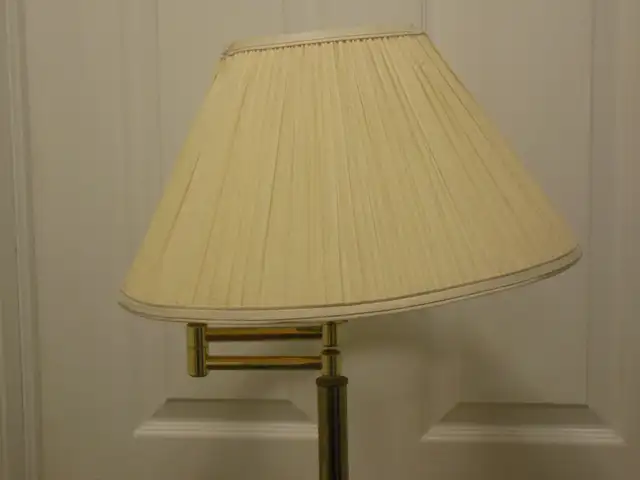 MUST SELL TALL WORKING GOLD FLOOR LAMP VINTAGE EIGHTIES