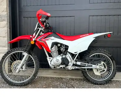 This reliable Honda CRF125F features a dependable 125cc four-stroke engine, making it an excellent c...