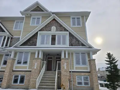 Large 1350 sqft (approx) upper unit stacked condo / terrace home in a popular and sought after locat...