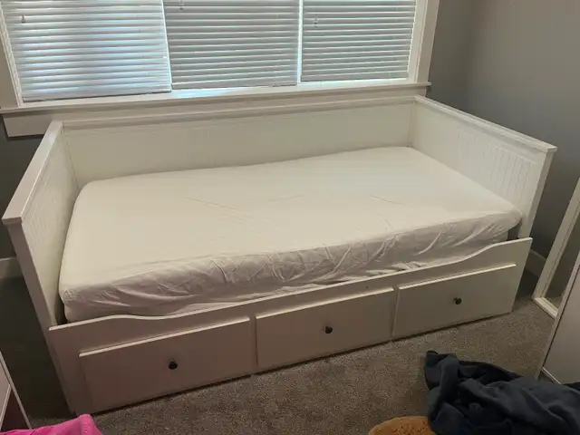 Daybed in Beds & Mattresses in Chilliwack - Image 2