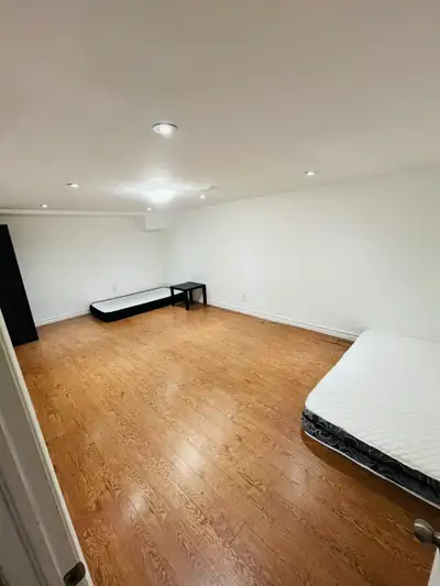 PRIME LOCATION ALL AMENTITIES ARE NEAR BY FURNISHED ROOM SCARBOROUGH TOWN CENTRE - 10 -15 MINTS KENN...