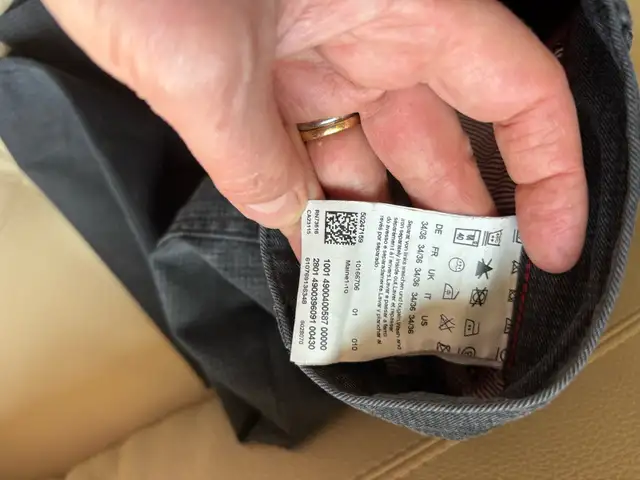 Hugo Boss Dress Pants in Men's in City of Toronto - Image 3