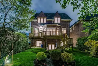 Bright & Spacious 1,000 Sq.Ft. Entire Lower-Level Suite | Private Entrance | 2 Queen Beds | North Yo...
