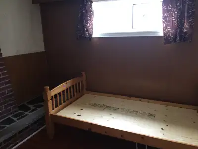 Main intersection McCowan&Ellesemere Road; Separate entrance to large and bright basement room; Shar...