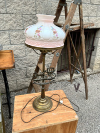 VINTAGE HORSE & BUGGY ELECTRIC TABLE LAMP + MILK GLASS SHADE