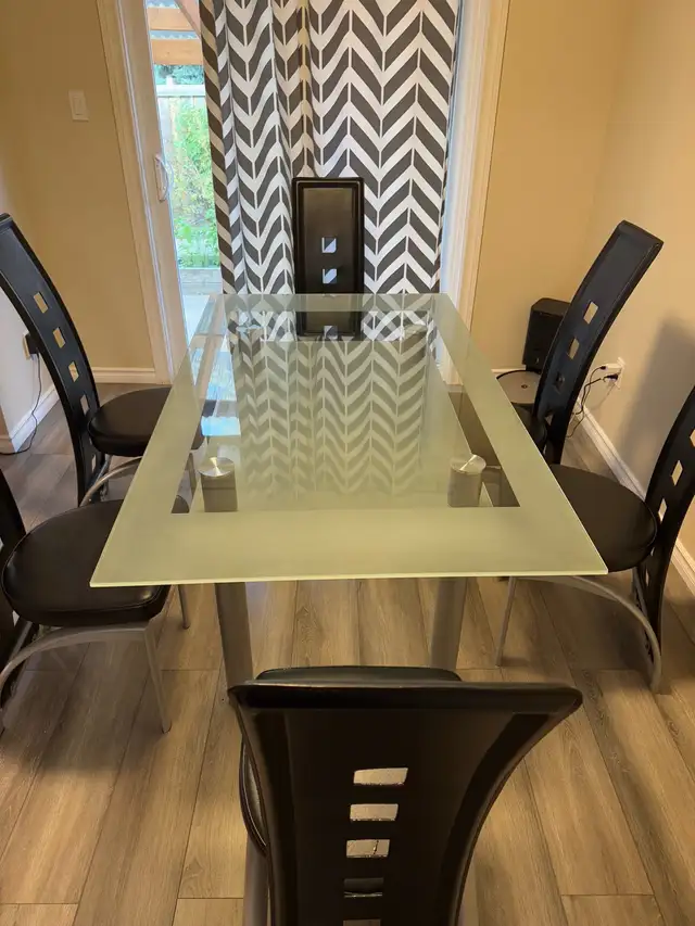 Full dinning set plus coffee table and concole table in Dining Tables & Sets in Markham / York Region - Image 4
