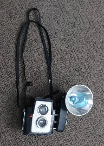 VINTAGE 1950's-60's BROWNIE STARFLEX CAMERA W/FLASH ATTACHMENT, View more