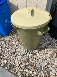 Great condition plastic garbage can with lid for sale