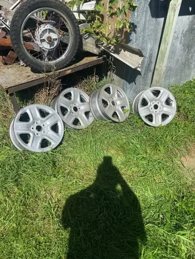 17" TOYOTA RIMS AND CAPS FOR SALE ,CLEANED AND PAINTED....Size: 17" x 7.0" Bolt Pattern : 5 × 114.3...