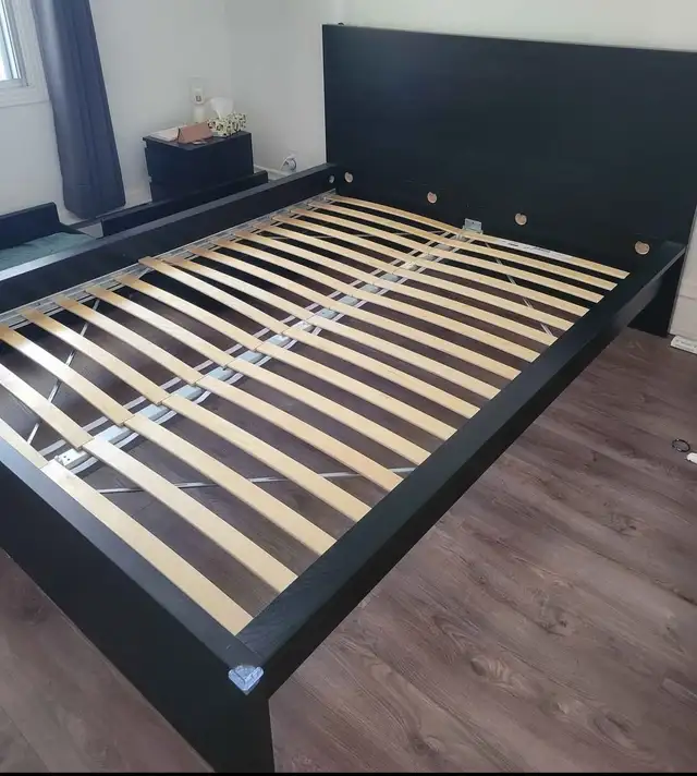 Structure de lit Queen Ikea MALM et ses 2 tables de nuit in Beds & Mattresses in Longueuil / South Shore - Image 4