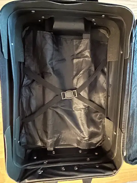 Carry on luggage suitcase $30, navy22” x 13.5” x 6.5” + more in Bags & Luggage in City of Toronto - Image 10