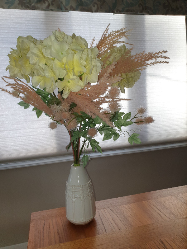 Artificial Flower Arrangement with vase in Home Décor & Accents in Calgary