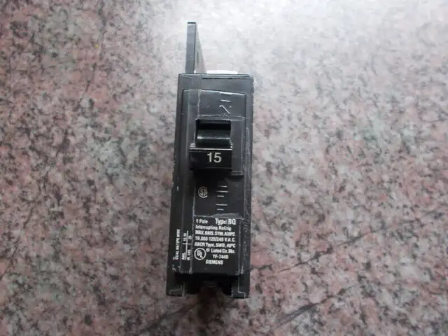 BQ1B015 - Siemens 15 Amp Single Pole 120V BQ Bolt-On Circuit Bre in Electrical in City of Montréal - Image 4