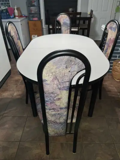 Table de cuisine avec 6 chaises en excellente condition., View more