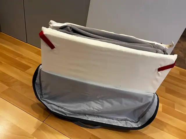 Babybjorn pack & play in grey in Playpens, Swings & Saucers in City of Montréal - Image 4