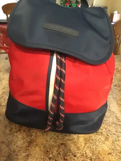 Sacoche/sac à dos, de marque Tommy Hilfiger, 100% nylon. Utilisé 3 fois donc comme neuve.