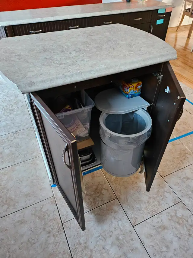 Ilot de cuisine in Dining Tables & Sets in Longueuil / South Shore - Image 3