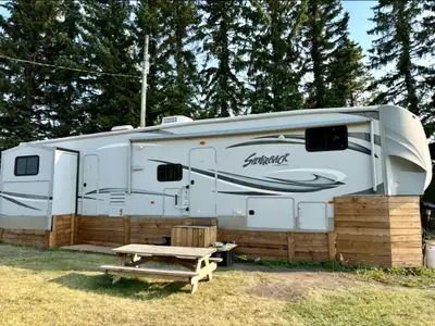 Selling a 2013 Forrest River Cedar Creek Silverback 35qbr in great condition. I am 2nd owner and it’...