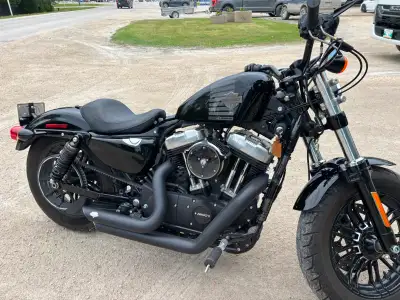 Great looking and running bike, very low miles. New battery. SE Pro street tuner, 14-17 XL short sho...