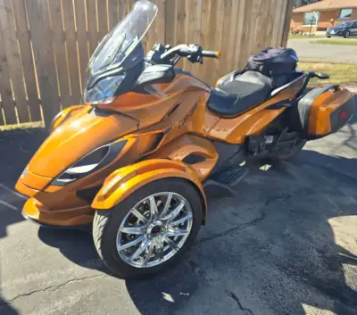 *****SOLD***** Beautiful sport touring cognac colour Spyder in excellent condition. Has PS, reverse,...