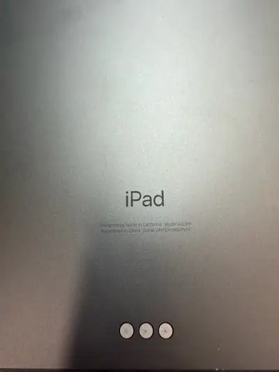 Selling an iPad Pro 12.9-inch (4th Generation) in good condition. There is a matte screen protector...