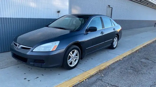 2007 Honda Accord - Moon Roof - Navigation - No oil leaks in Cars & Trucks in Calgary