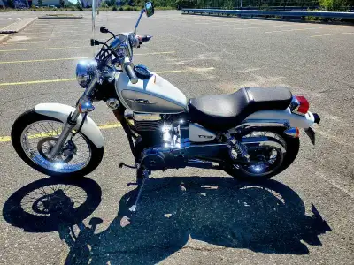 ***" ONE OWNER" SUZUKI LS650 BOULEVARD S40 street cruizer bike in "mint" condition with low km. The...