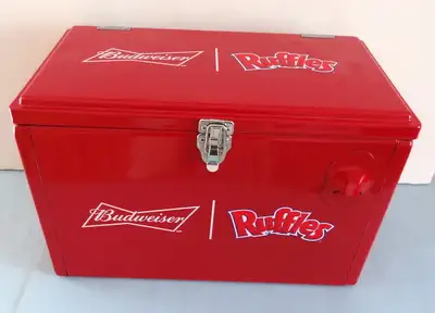 RARE, une PETITE GLACIÈRE BUDWEISER RUFFLES ROUGE MÉTAL, View more