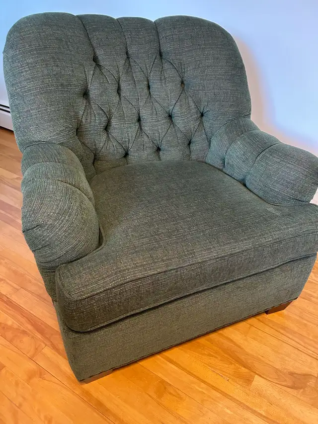 like new quality Canadian made arm chair  in Chairs & Recliners in Charlottetown - Image 3