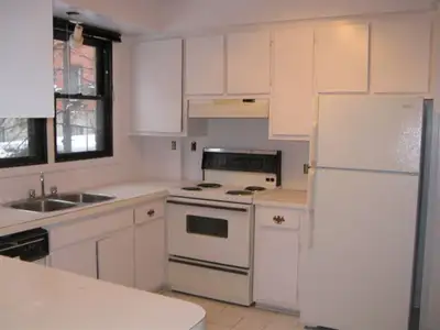 Pour juillet ou août 2026. Appartement de trois pièces et demie agréablement meublé IKEA situé sur u...
