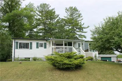 3 bdr apartmrnt for rent on month-to -month basis. Fenelon Falls. Hickory beach community. 2350 for...