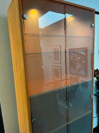 Vaisselier ou armoire de rangement avec portes en verre